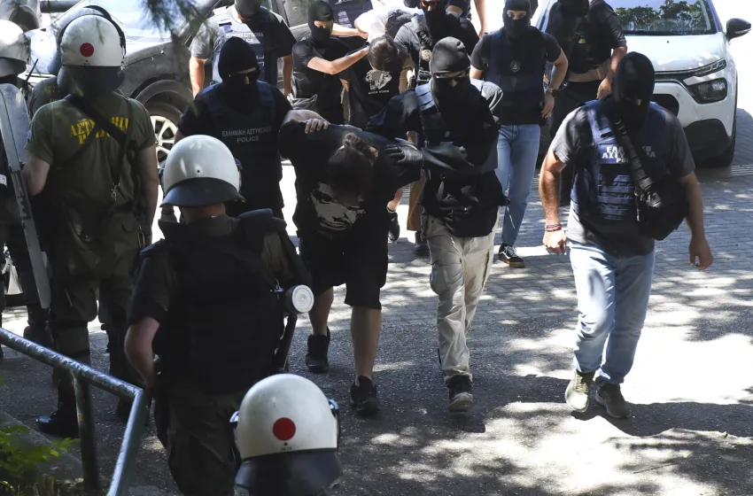  Δολοφονία Νέστορα: Οι δράστες κρατούσαν ανοιχτές ομπρέλες για να μην τους καταγράψουν οι κάμερες