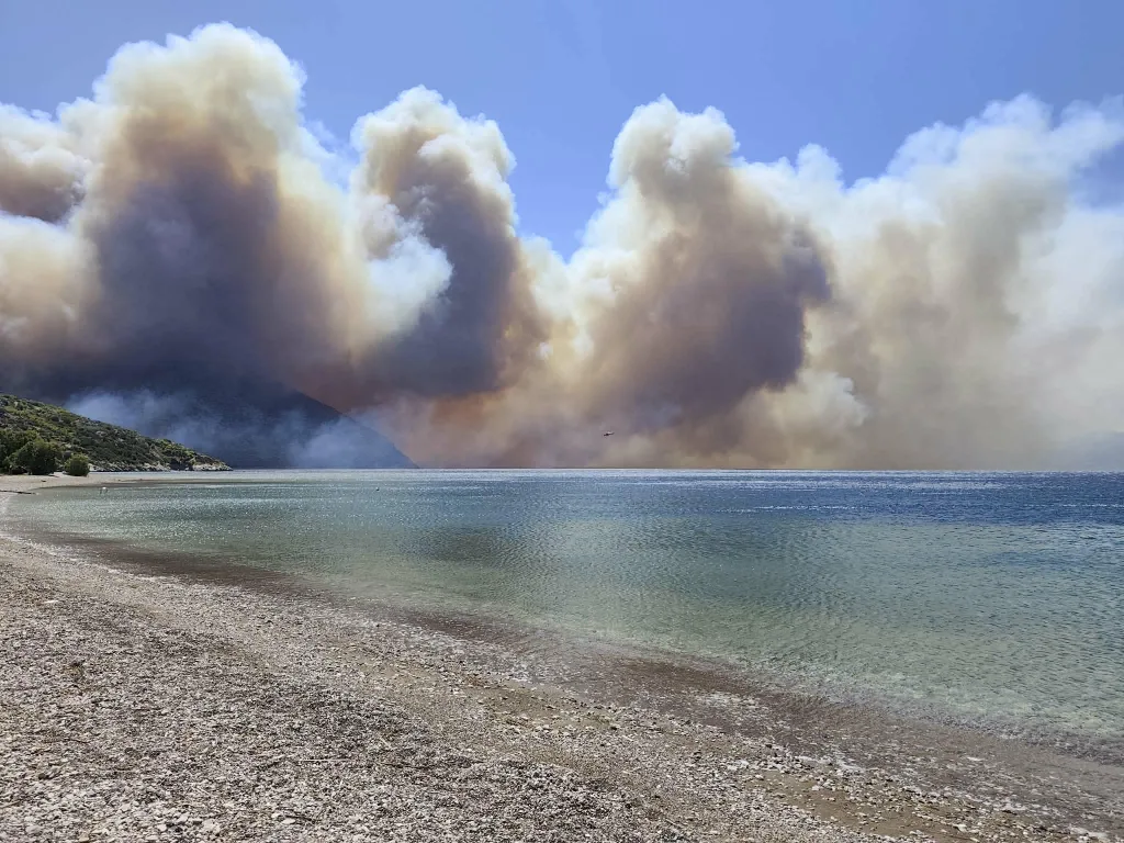 Βοιωτία:Εκκένωση 4 περιοχών-Μάχη με τις φλόγες στην Αργολίδα-Βελτιωμένη η εικόνα στο Ρέθυμνο 2 voiotia