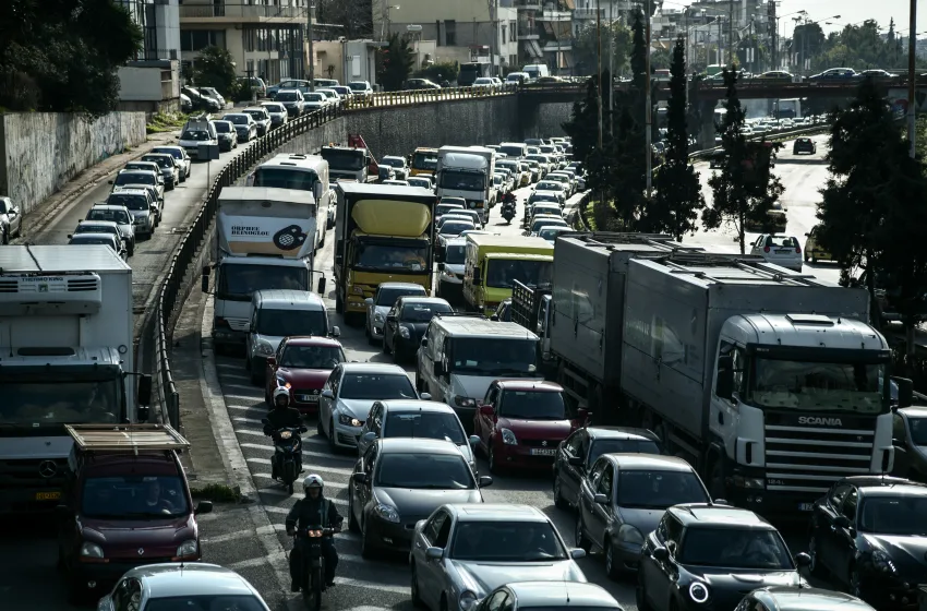  “Έμφραγμα” στο ρεύμα προς Λαμία από πυρκαγιά στη λεωφόρο Κηφισού