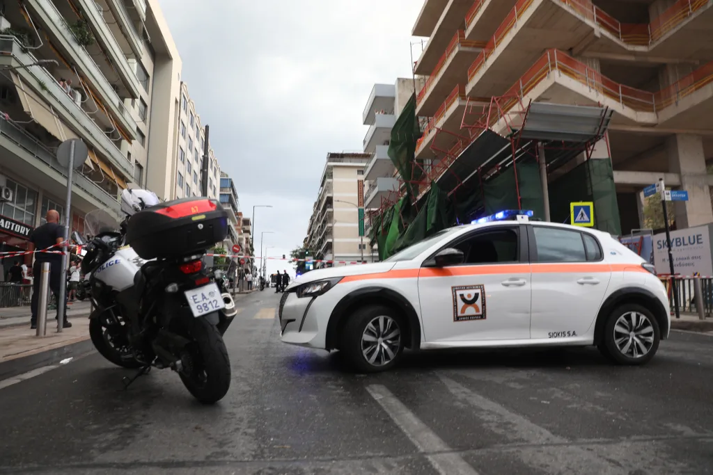 Κατέρρευσε σκαλωσιά πολυκατοικίας από την κακοκαιρία στον Πειραιά 3 ΛΑΜΠΡΑΚΗ ΠΕΙΡΑΙΑΣ