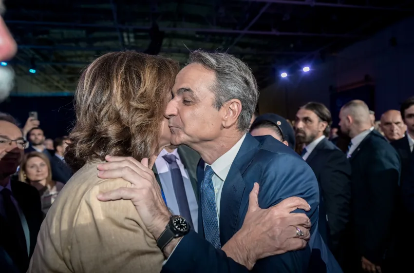  Ντόρα Μπακογιάννη: “O Κυριάκος είναι πιο αυστηρός απ΄ ό, τι ήταν ο πατέρας μου”