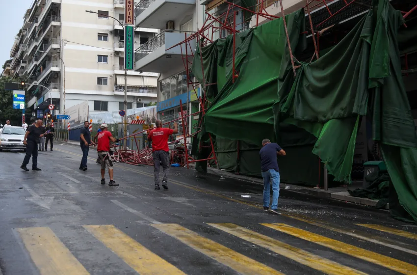  Κατέρρευσε σκαλωσιά πολυκατοικίας από την κακοκαιρία στον Πειραιά