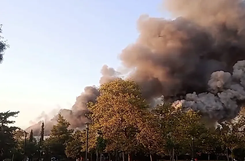  Στις φλόγες το παλιό Μπάντμιντον στο Πάρκο Γουδή-Αναφορές για εκρήξεις, εστάλη 112-Δείτε βίντεο