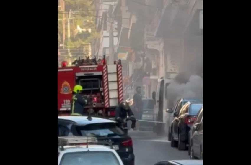  Λαμπάδιασε σταθμευμένο αυτοκίνητο στο κέντρο του Πειραιά