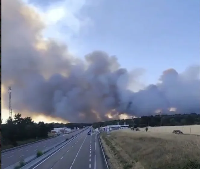  “Εξαιρετικά σφοδρή” πυρκαγιά ξέσπασε στο δάσος του Φοντενεμπλό, κοντά στο Παρίσι