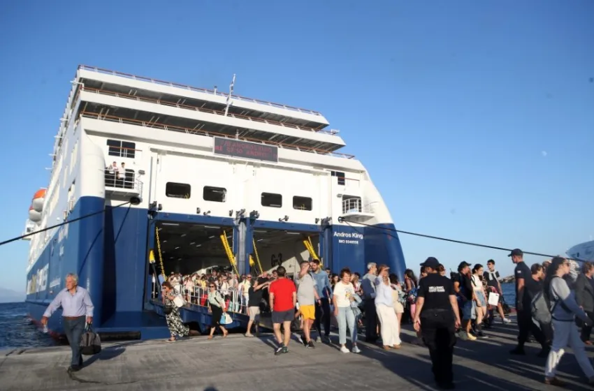  Έξοδος αδειούχων: Αυξημένη η επιβατική κίνηση–Πάνω από 100 αναχωρήσεις πλοίων