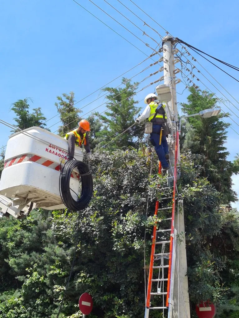 ΔΕΗ Fiber: Επεκτείνεται σε 15 νέες περιοχές σε Αττική και Θεσσαλονίκη 6 Τοποθέτηση εναέριας οπτικής ίνας
