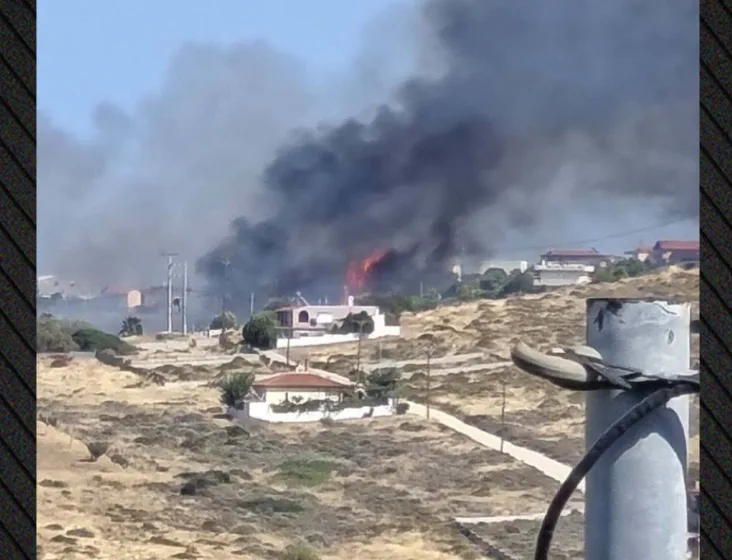  Καλύτερη η εικόνα της φωτιάς στο Λαύριο: Μήνυμα 112, απειλήθηκαν σπίτια