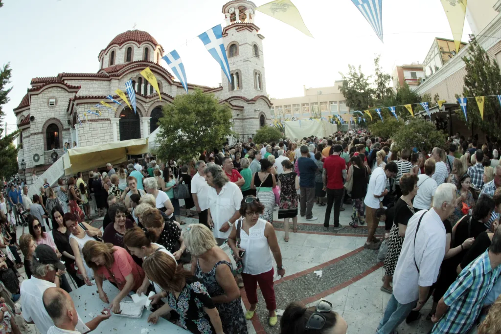 Το έθιμο της φανουρόπιτας αντέχει... γιατί οι γενιές αλλάζουν, όμως η ευχή μένει πάντα ίδια 13 4210432