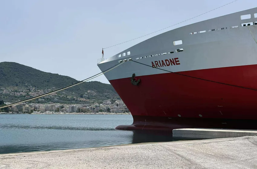  Μυτιλήνη:  Έσπασαν οι κάβοι του “Αριάδνη” και προσέκρουσε στον προβλήτα