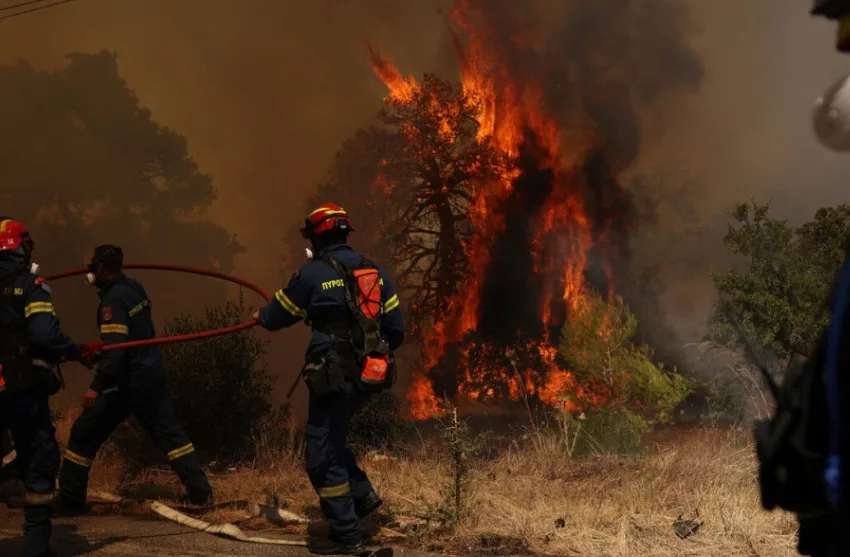  Κάηκαν σπίτια στο Κρύο Πηγάδι–Ανεξέλεγκτο το πύρινο μέτωπο προς Βίλια και Μέγαρα