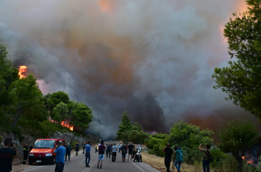  Φωτιά σε Αττικοβοιωτία: Στα Μέγαρα το πύρινο μέτωπο, μπαράζ 112 για εκκενώσεις οικισμών