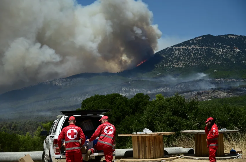  Εκκενώνεται η Ψάθα:Στα σπίτια η φωτιά- Συνεχείς ρίψεις από εναέρια μέσα και  καταιγισμός 112 (vid)