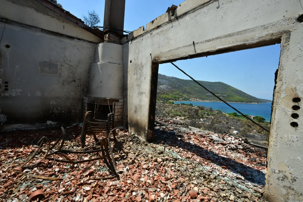 Μαρτυρίες κατοίκων: Θλίψη και απόγνωση στα αποκαΐδια-Το Πόρτο Γερμενό δεν θα είναι ποτέ το ίδιο-Πού επικεντρώνονται οι κρατικές προσπάθειες 7 7050709