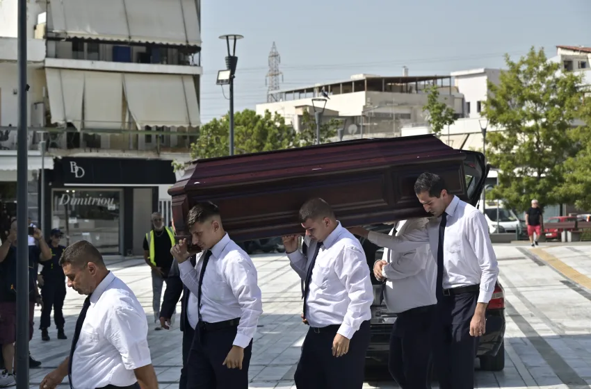  Δημήτρης Κόκοτας: Φίλοι και συγγενείς  με δάκρυα στα μάτια στο “τελευταίο αντίο” (εικόνες&vid)
