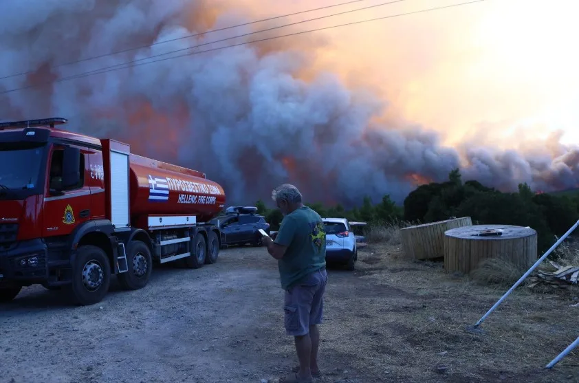 Πύρινη κόλαση στο Πόρτο Γερμενό: Νέο 112 για εκκένωση προς Μέγαρα–Ξεκίνησαν οι εναέριες ρίψεις 2 765