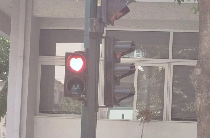  Αλεξανδρούπολη: Το κόκκινο φανάρι για τους πεζούς έγινε… καρδιά