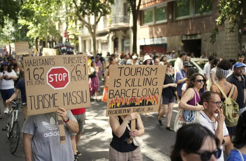 Η Μαγιόρκα στους δρόμους κατά του υπερτουρισμού–Διαμαρτυρίες σε όλη την Ευρώπη 2 789 3
