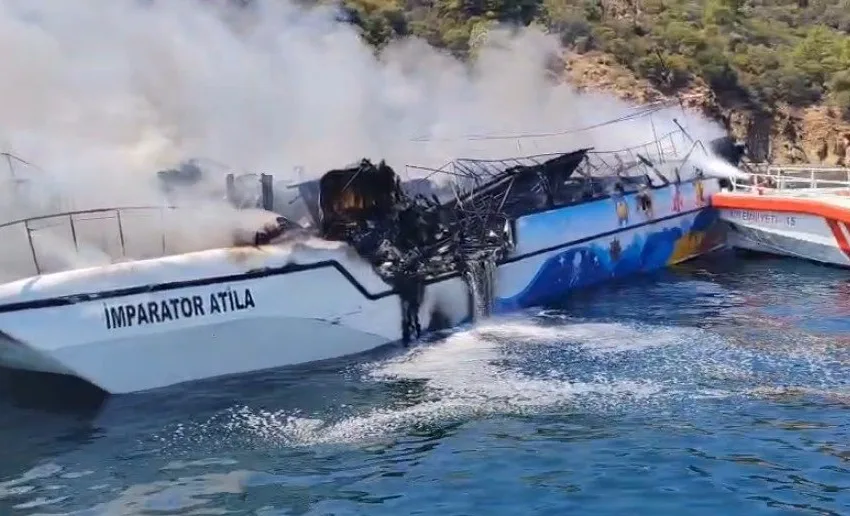  Τουρκία: Φωτιά σε τουριστικό σκάφος- Πήδηξαν στη θάλασσα οι 115 επιβαίνοντες