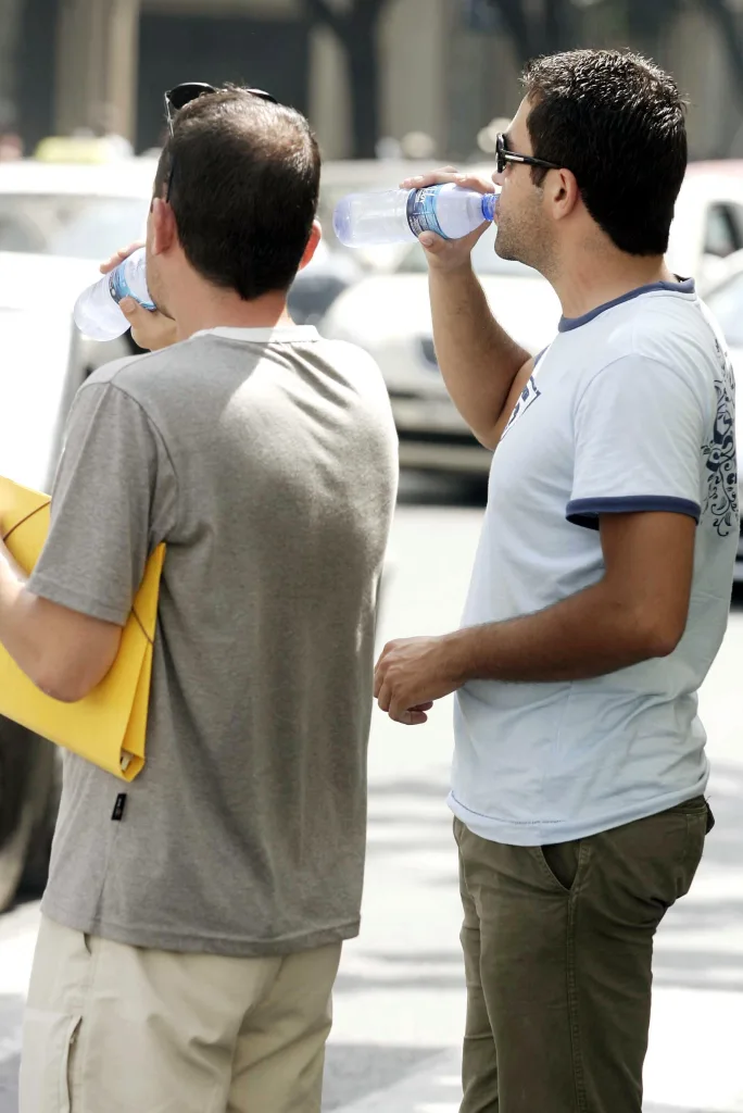 Γιατί απαγορεύεται να αφήνετε το εμφιαλωμένο μπουκάλι νερού στο αυτοκίνητο; 2 NERO THESSALONIKH
