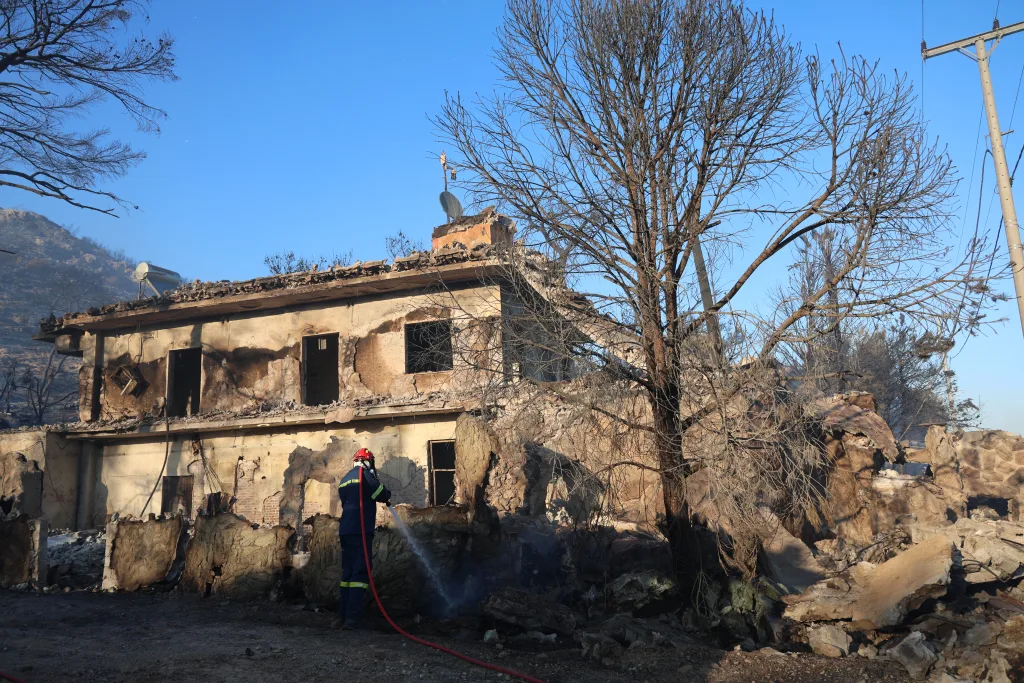 Σαλαμίνα: Στο μικροσκόπιο η καταγγελία για το ακαθάριστο οικόπεδο – Πώς εξελίχθηκε η φωτιά με τους δύο νεκρούς 8 SALAMINA 2A