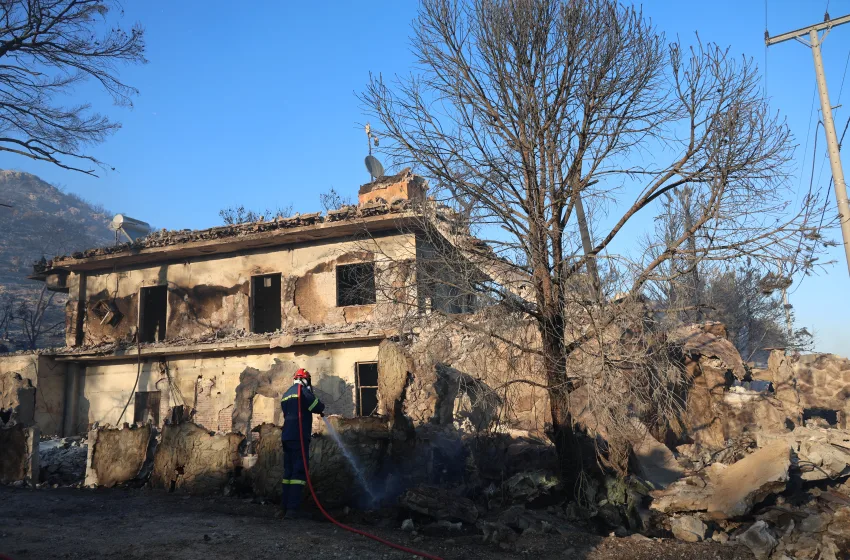  Φωτιά στην Σαλαμίνα: Καταγγελίες για σκουπίδια και αυθαίρετες κατασκευές-Που οδηγούν οι έρευνες