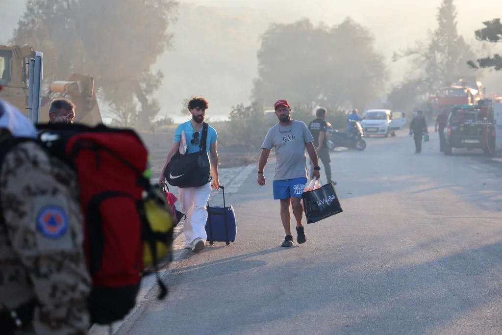 Σαλαμίνα: Στο μικροσκόπιο η καταγγελία για το ακαθάριστο οικόπεδο – Πώς εξελίχθηκε η φωτιά με τους δύο νεκρούς 5 SALAMINA1A