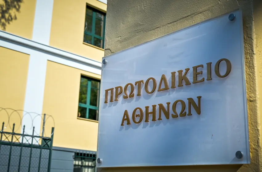  Ελεύθερος αλλά μακριά από την οικογενειακή εστία ο μουσικός – σύζυγος παρουσιάστριας, που κατηγορείται για ενδοοικογενειακή βία