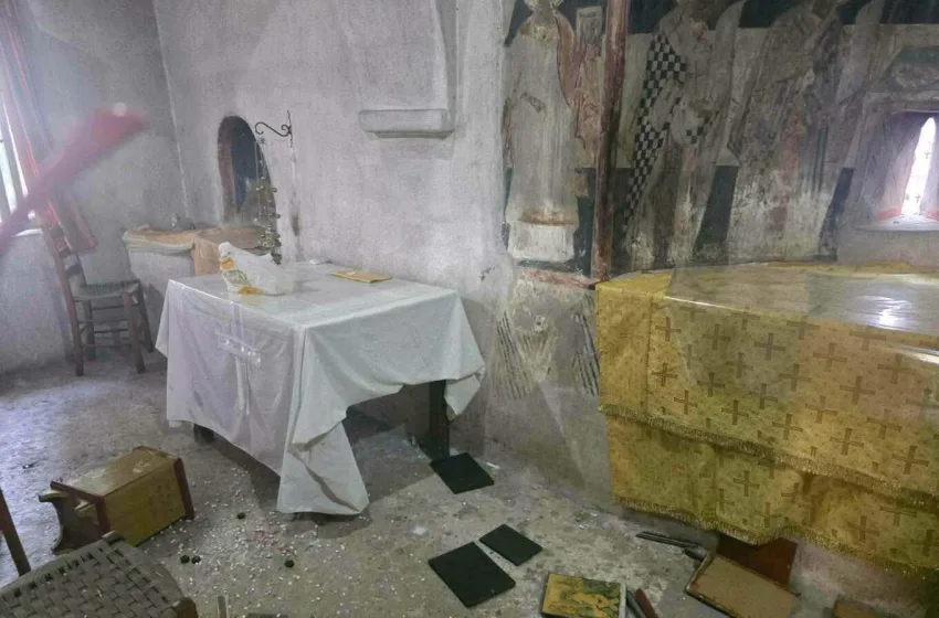  Βανδάλισαν εκκλησάκι στον Σαρωνικό, προκάλεσαν ζημιές και στο Ιερό