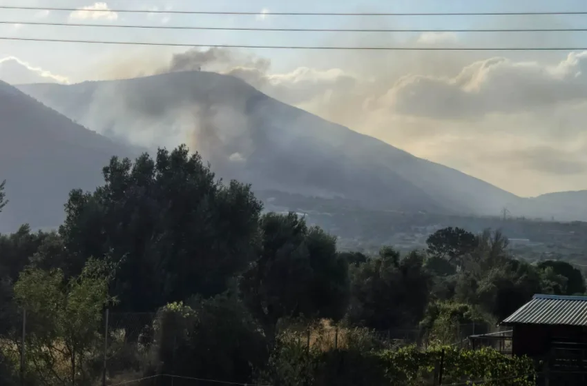  Φωτιά στον Κουβαρά κοντά σε σπίτια-Εκκενώνεται ο Άγιος Στυλιανός-Επιχειρούν 3 ελικόπτερα και 2 αεροσκάφη