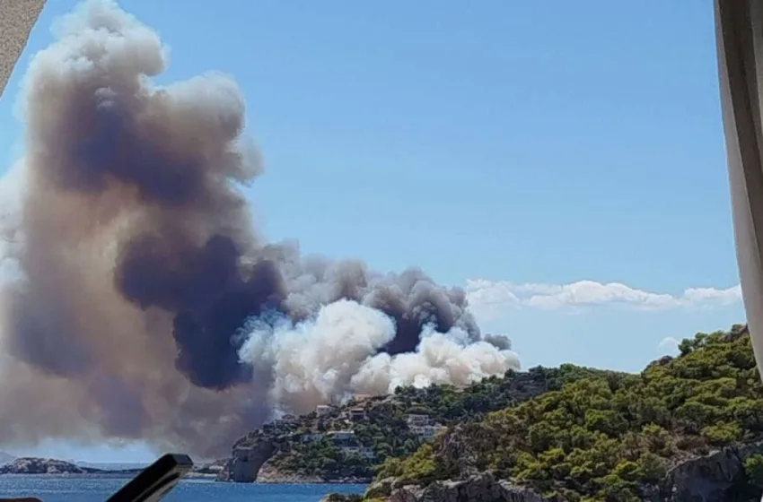  Φωτιά σε 2 μέτωπα στη Σαλαμίνα: Συμβάλλουν και 10 εναέρια μέσα- Μπαράζ 112 για εκκένωση