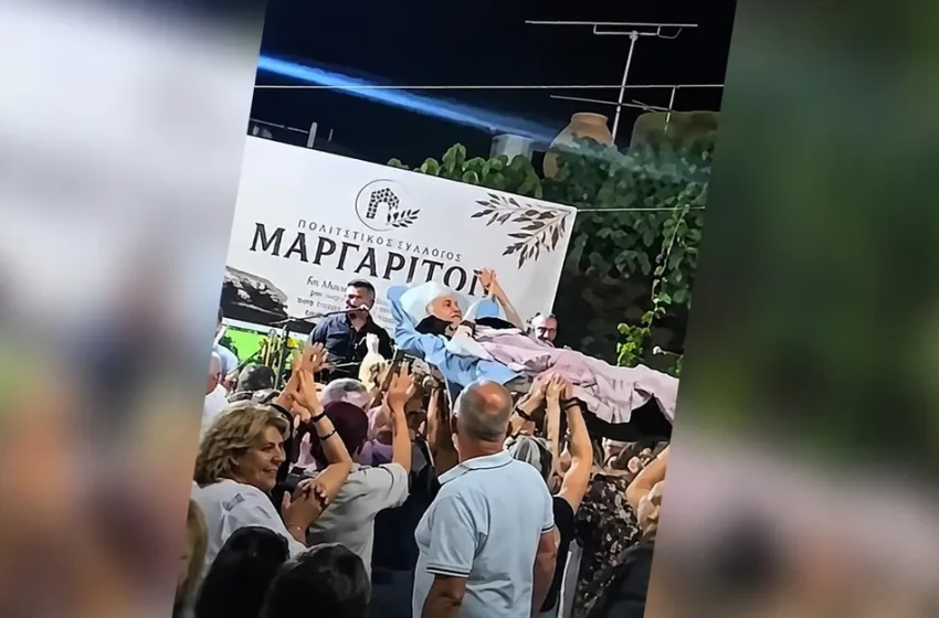  Μετέφεραν κατάκοιτη ηλικιωμένη σε ξαπλώστρα για να μην χάσει το πανηγύρι – Επικό βίντεο