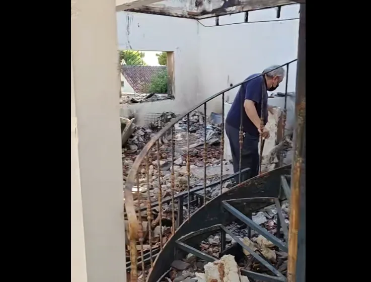  Συγκλονίζει το βίντεο από το καμένο σπίτι της οικογένειας Χαλκιά- Ο ηθοποιός περπατάει στα αποκαΐδια