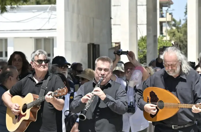  Λάκης Χαλκιάς: Με κλαρίνο και λαούτο το τελευταίο αντίο – Πλήθος κόσμου στο Α’ Νεκροταφείο 