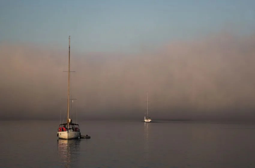  Sea smoke: Τι είναι το φαινόμενο που “έκρυψε” νησιά και πλοία στις Κυκλάδες (vid)