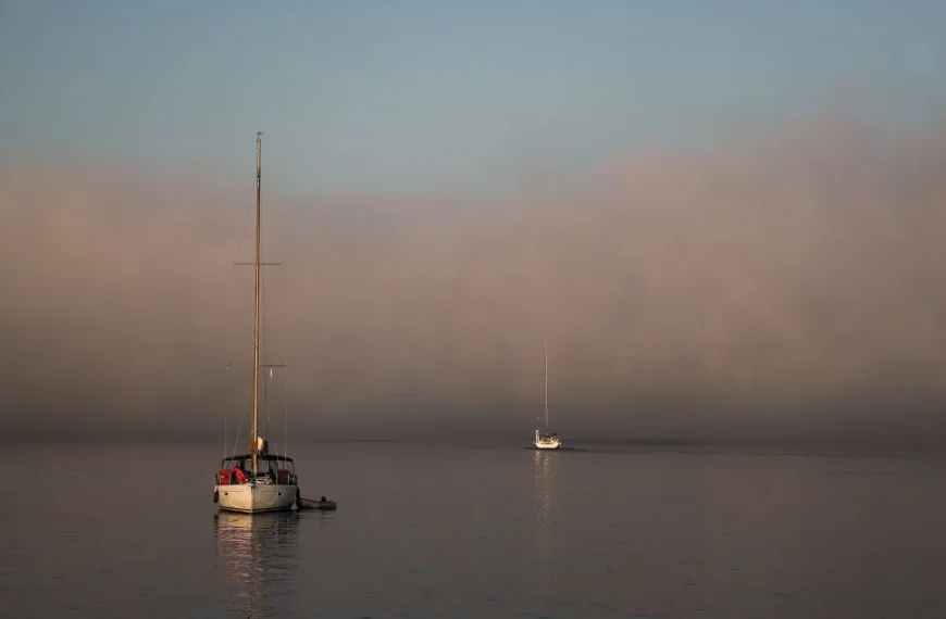 Spotlight-newstyle-1c2p 40 Sea smoke: Τι είναι το φαινόμενο που “έκρυψε” νησιά και πλοία στις Κυκλάδες (vid)