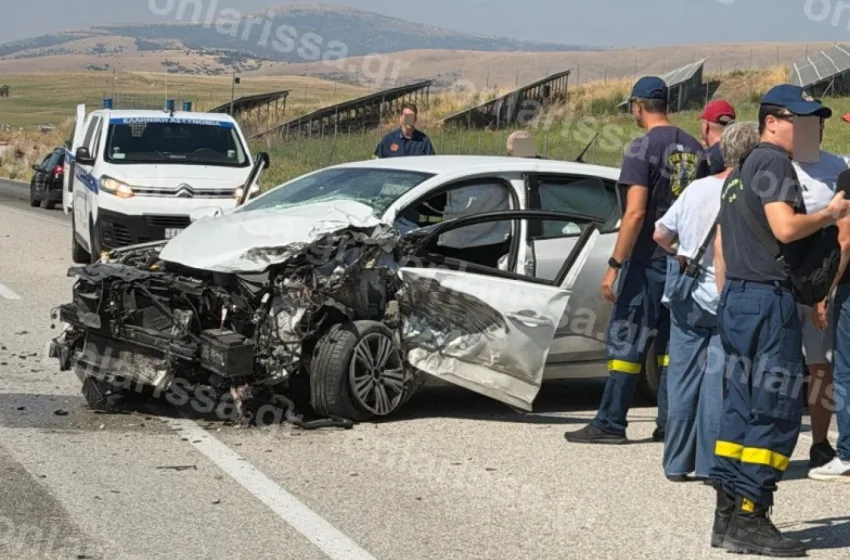  Λάρισα: Σμπαράλια έγινε ΙΧ μετά από σύγκρουση με φορτηγό
