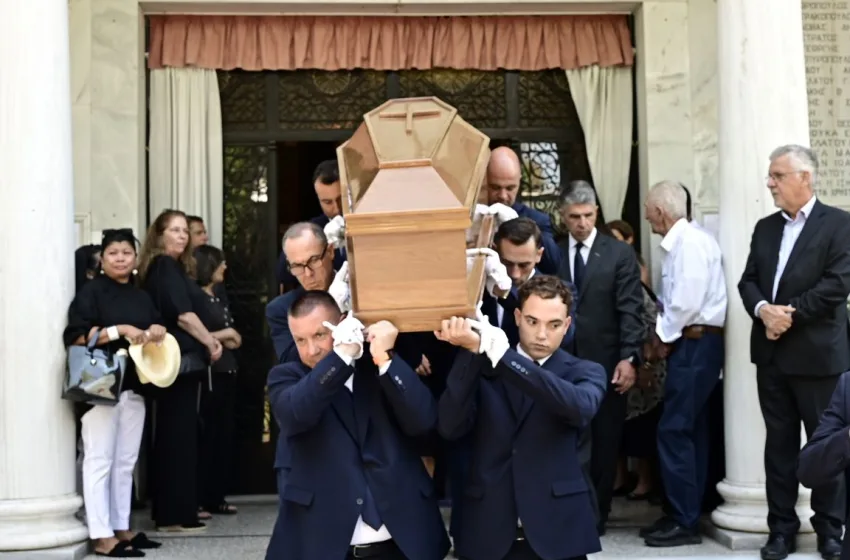 Το τελευταίο “αντίο” στον Στέφανο Μάνο – Ποιοι έδωσαν το “παρών”