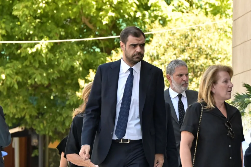 Το τελευταίο αντίο στον Γιάννη Βαρβιτσιώτη-Τυλιγμένο με την ελληνική σημαία το φέρετρο 8 marinakis