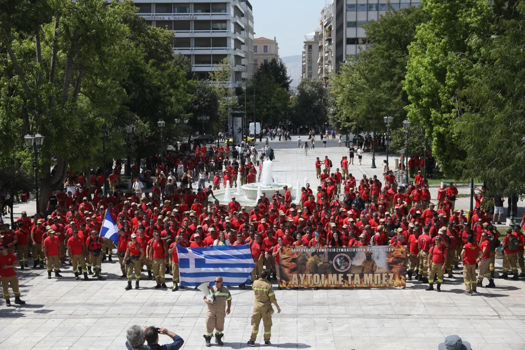 Πορεία διαμαρτυρίας εποχικών πυροσβεστών: “Μας χρειάζονται στις φωτιές, μας ξεχνούν μετά” 2 pyrosbestes