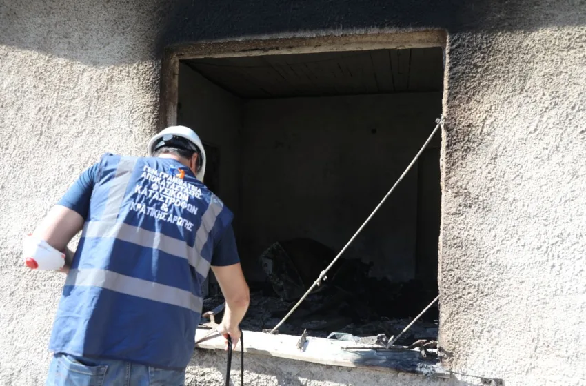  Σαλαμίνα: 22 κτήρια υπέστησαν ζημιές στο Αιάντειο- Πέντε χαρακτηρίστηκαν ως “κόκκινα”