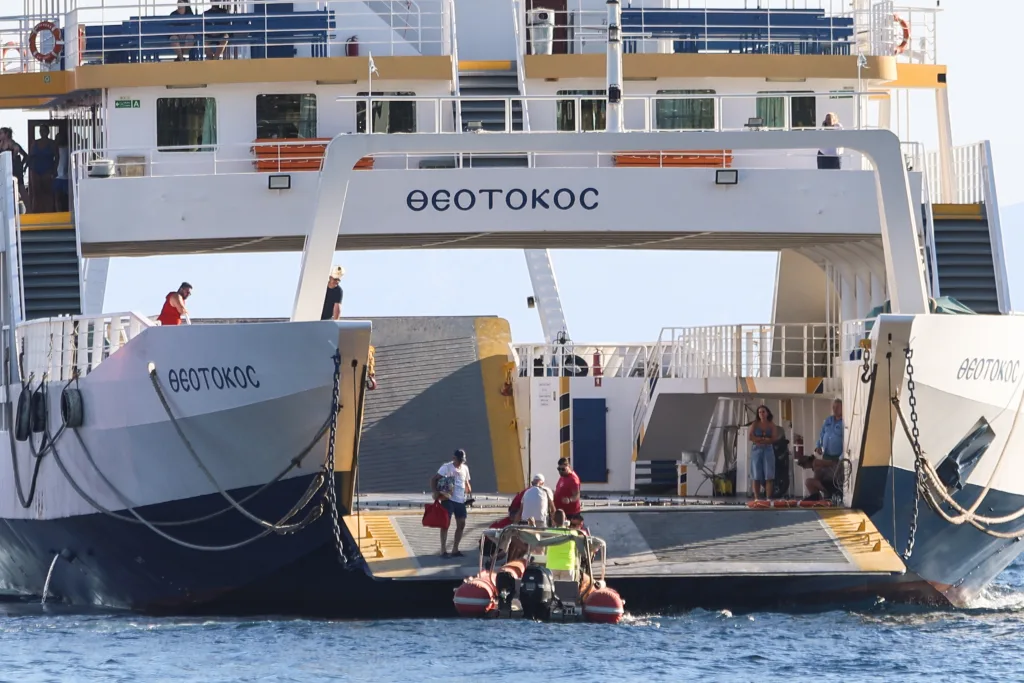 Ενδεχόμενο εμπρησμού εξετάζει η Πυροσβεστική στη Σαλαμίνα: Πλωτός αγώνας δρόμου για τον απεγκλωβισμό ντόπιων και ταξιδιωτών 7 salamina 1