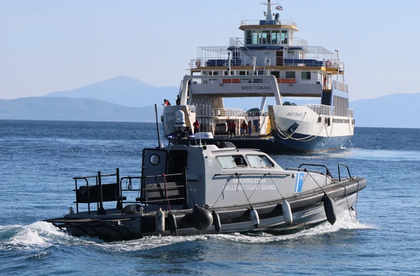  Ενδεχόμενο εμπρησμού εξετάζει η Πυροσβεστική στη Σαλαμίνα: Πλωτός αγώνας δρόμου για τον απεγκλωβισμό ντόπιων και ταξιδιωτών