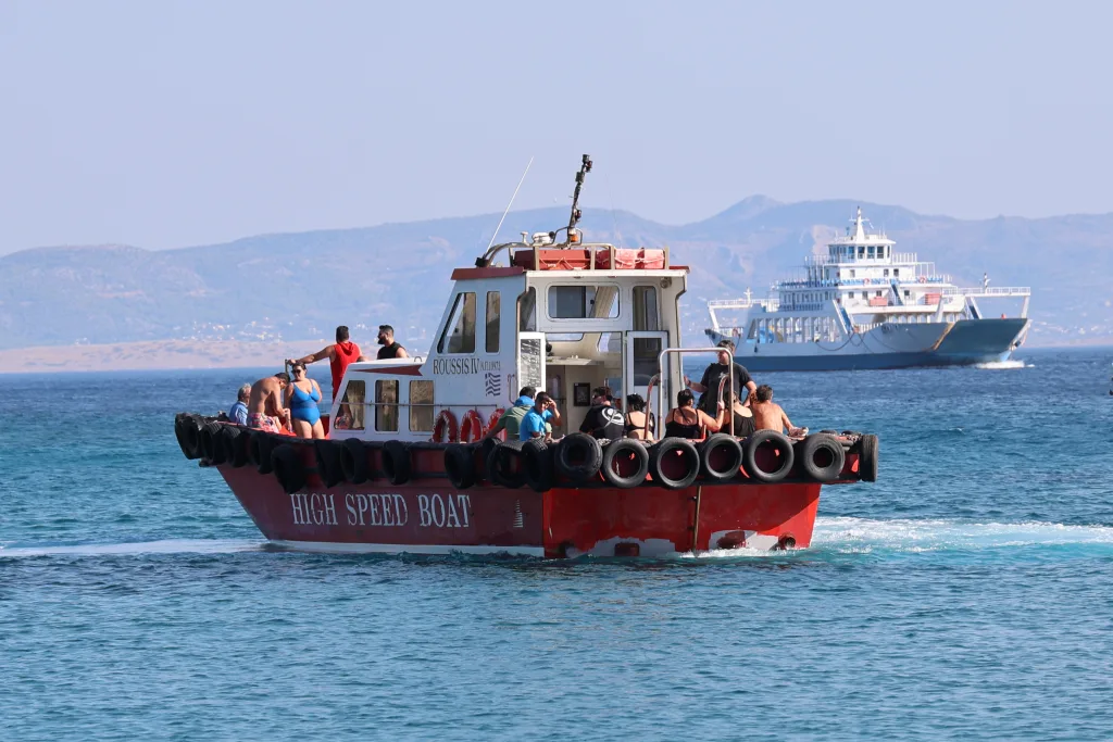 Ενδεχόμενο εμπρησμού εξετάζει η Πυροσβεστική στη Σαλαμίνα: Πλωτός αγώνας δρόμου για τον απεγκλωβισμό ντόπιων και ταξιδιωτών 6 salamina 5