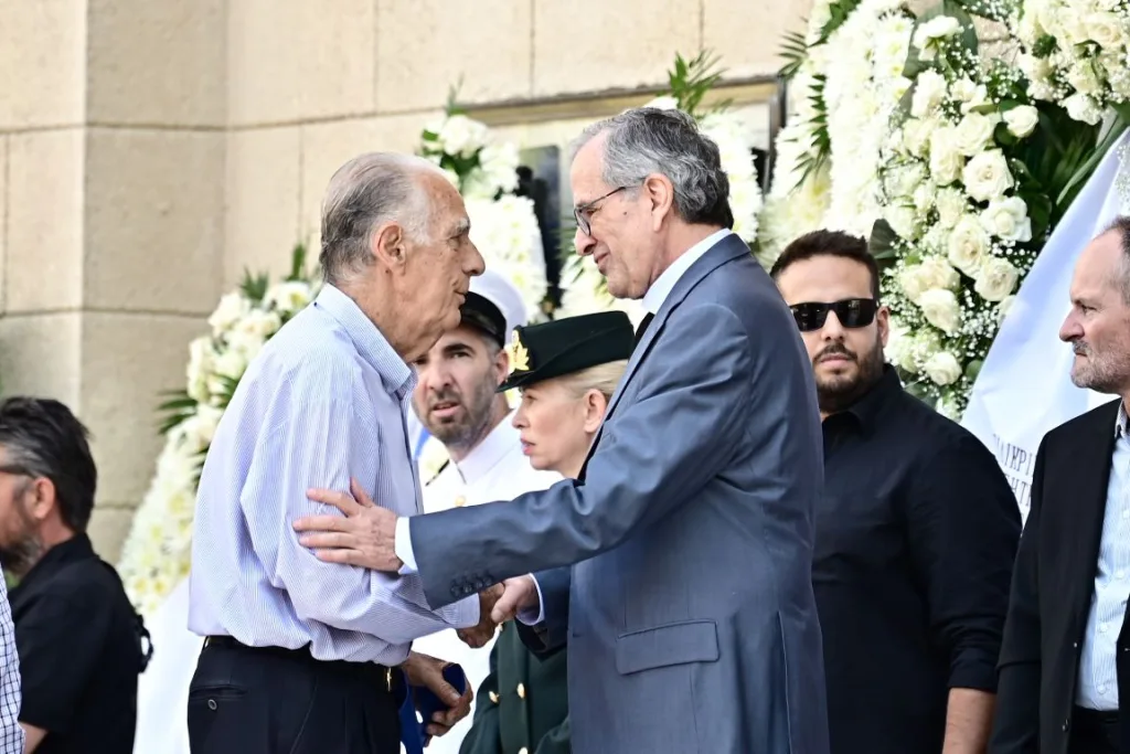 Το τελευταίο αντίο στον Γιάννη Βαρβιτσιώτη-Τυλιγμένο με την ελληνική σημαία το φέρετρο 6 samaras