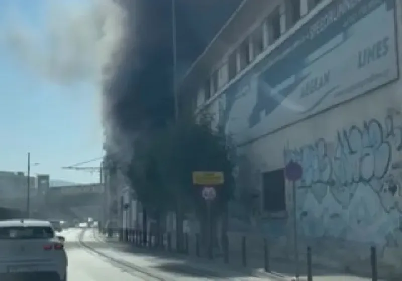  Φωτιά σε κτήριο στον Πειραιά στην Ομηρίδου Σκυλίτση- Διακοπή κυκλοφορίας