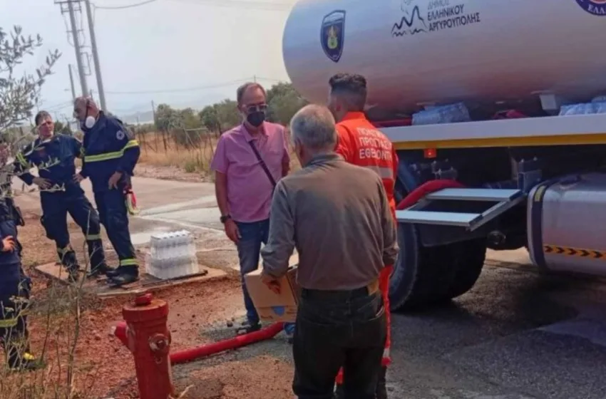  Κλιμάκιο του ΣΥΡΙΖΑ μοίρασε νερό και είδη πρώτης ανάγκες σε πυροσβέστες