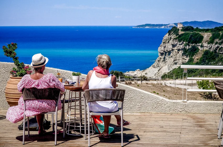  Όλο και περισσότεροι ξένοι συνταξιούχοι επιλέγουν την Ελλάδα για μόνιμη εγκατάσταση-Πρέπει να είμαστε περήφανοι;