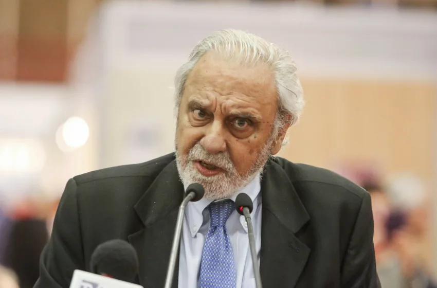  Μεσίστια η σημαία στην Ακαδημία Αθηνών για τρεις μέρες για τον θάνατο Τσουκαλά