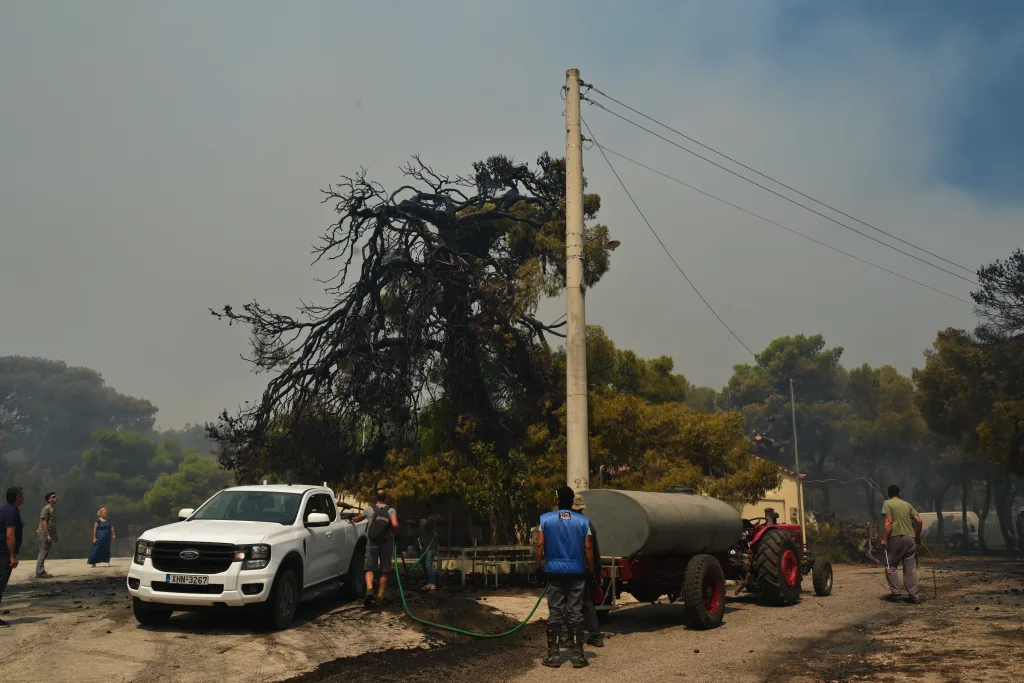Σε Μέγαρα και Βίλια τα μεγάλα πύρινα μέτωπα-Καίγονται σπίτια στο Κρύο Πηγάδι - Πυρκαγιά στο Κούπι Κορωπίου 8 ydrofores